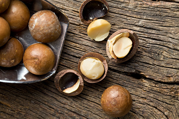 Comment ouvrir une noix de macadamia