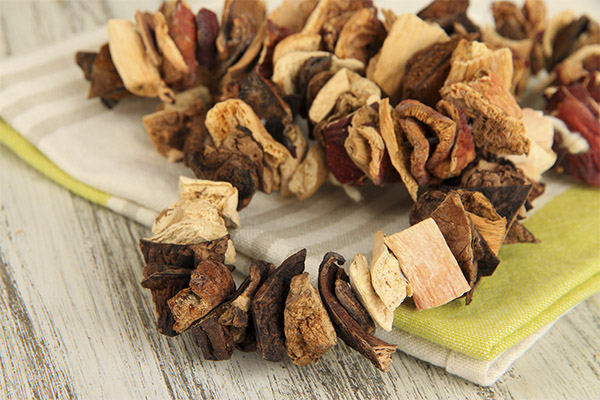 Storing dried mushrooms on string