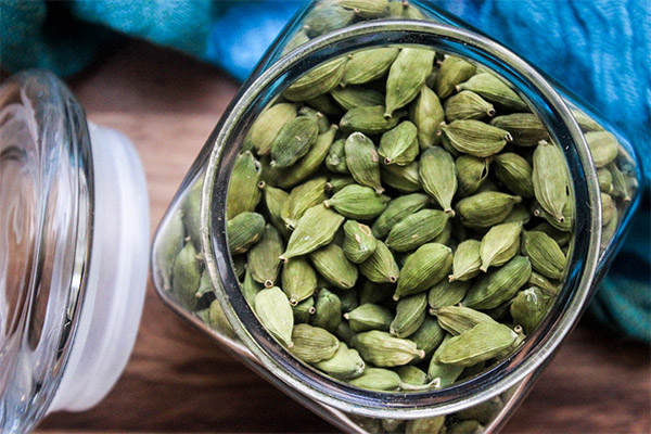 How to Choose and Store Cardamom