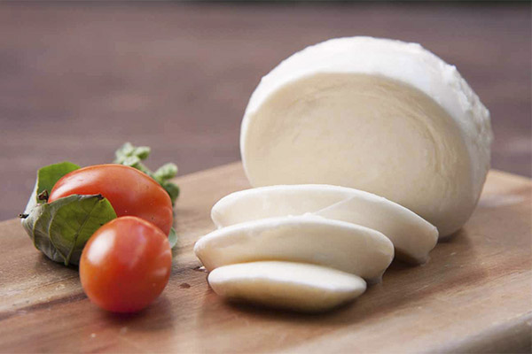 Beneficiile și daunele mozzarella