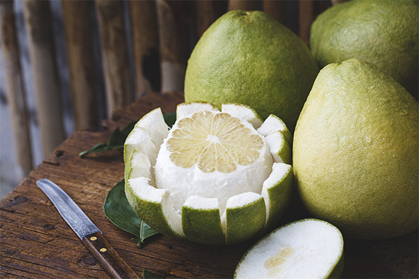 Kā nomizot ātru pomelo