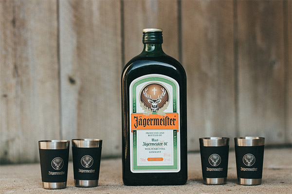 Cum să bei Jägermeister în mod corespunzător