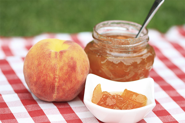 Making jam from peaches