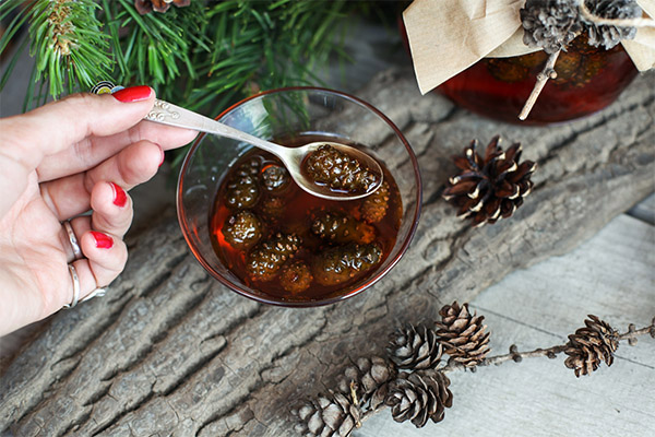 How to cook jam from pine cones