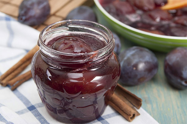 Confiture de prunes à la cannelle