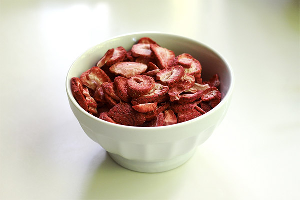 How to Dry Strawberries