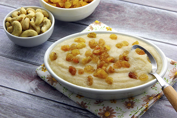 Milk porridge with raisins