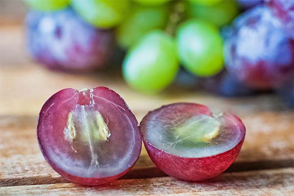 Is it possible to eat grapes with seeds