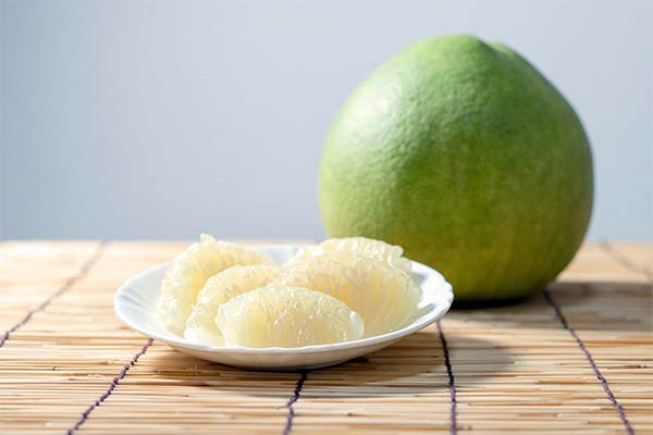 Kā ēst pareizos pomelo augļus