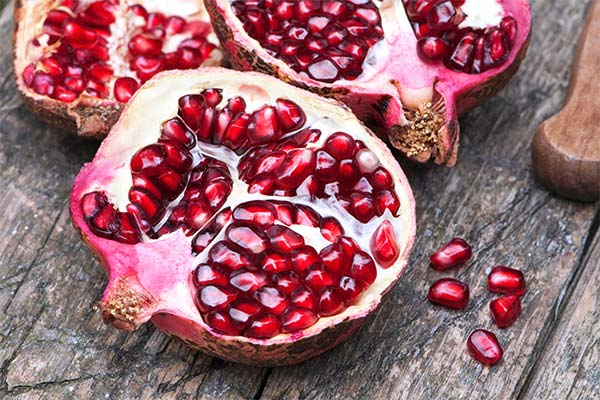 How to Eat Pomegranate Properly