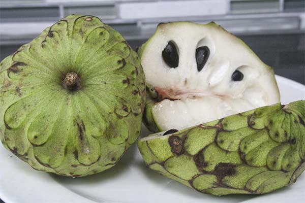 How to eat cherimoya properly