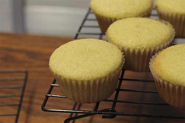 Cake on egg yolks