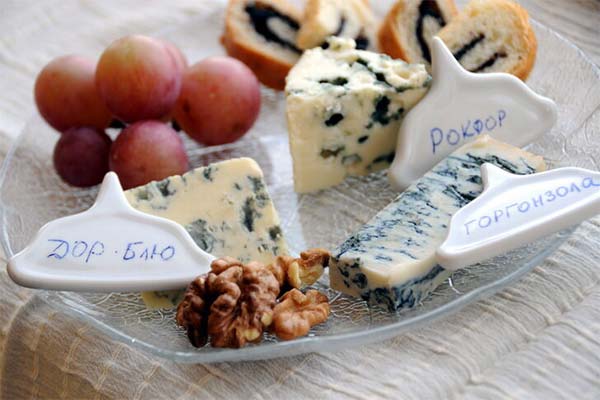 Cum se deosebește gorgonzola de dor-blue și Roquefort