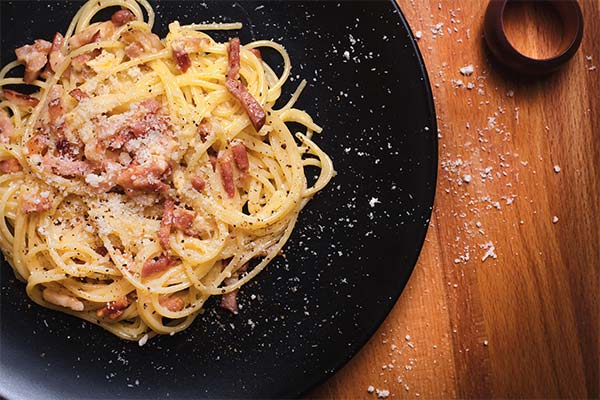 Cum să înlocuiți baconul în carbonara