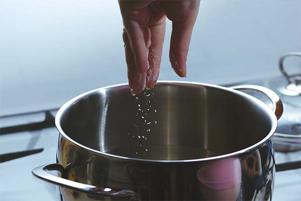 When to salt pasta when boiling