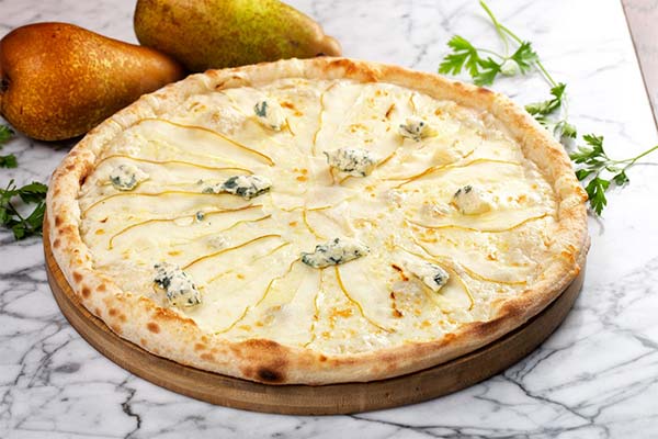 Pizza with pear and gorgonzola