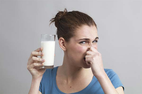 Signs of spoiled cow's milk