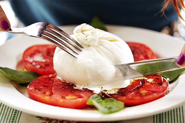 Cum și cu ce să mănânci burrata