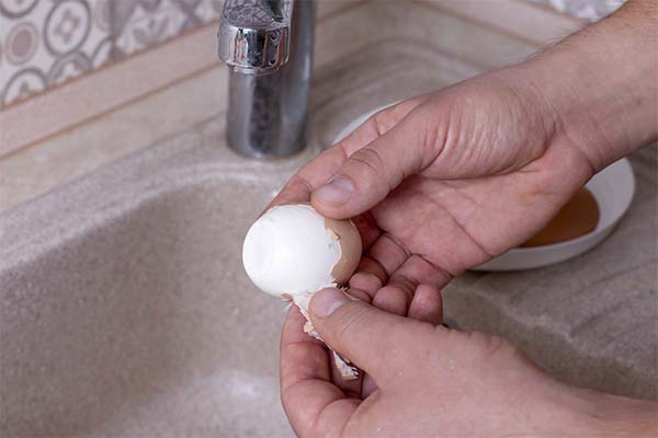 How to cook poached eggs so they're easy to peel