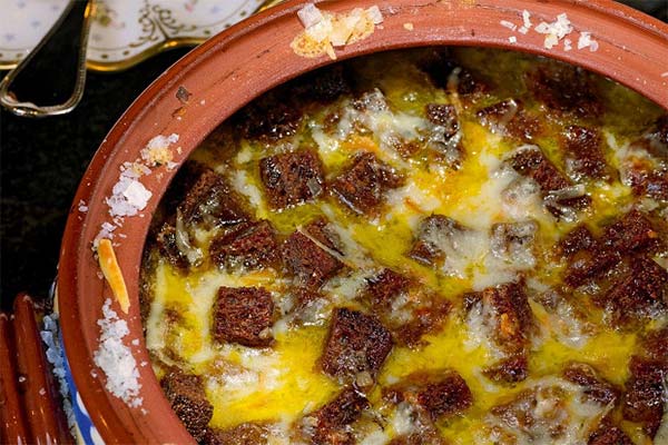 Chowder with bread crumbs