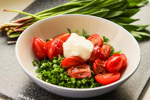 Four slices of rampson and cherry tomatoes