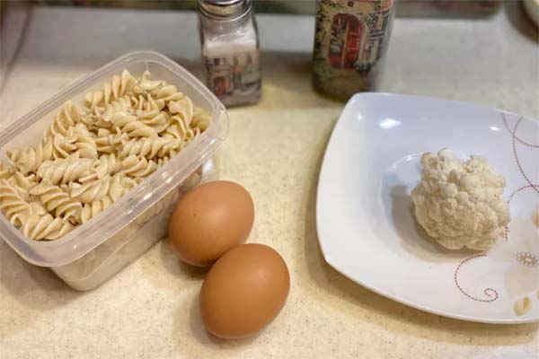 Pasta with egg and cauliflower