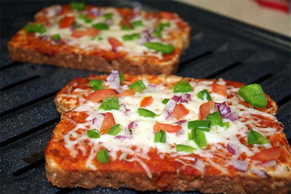 Stale bread pizza