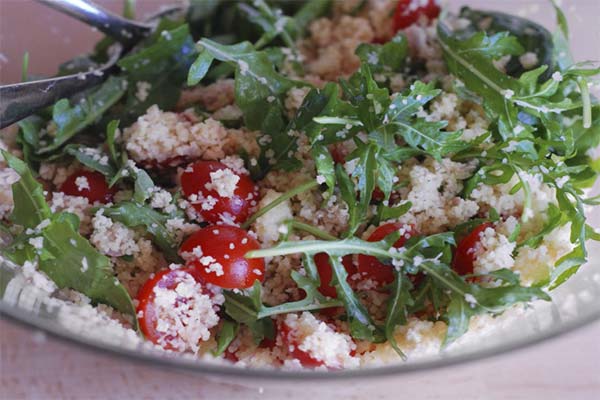 Salată cu couscous, ton și rucola