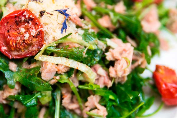 Arugula salad with tuna and sun-dried tomatoes