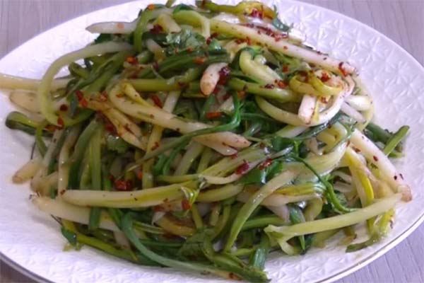 Salad with pickled rampson, cilantro and peppers