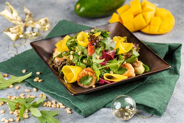 Salad with ruccola, shrimps and mango