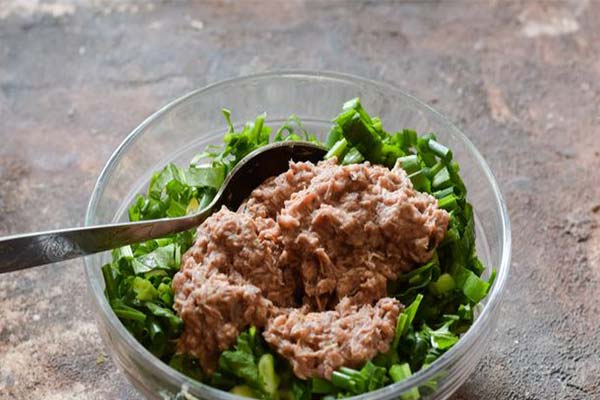 Salad with tuna and cucumbers