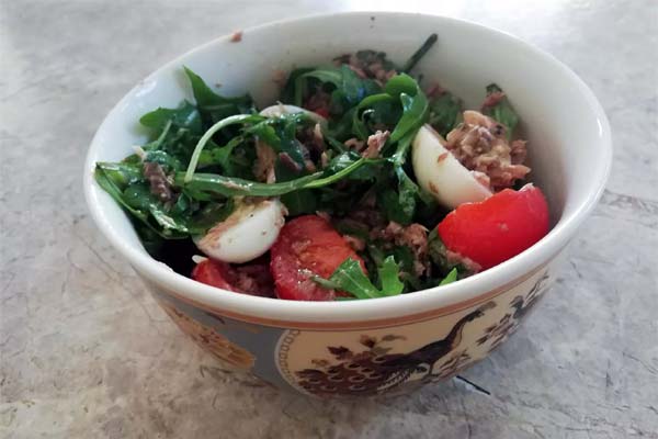 Salad with tuna, arugula and quail eggs