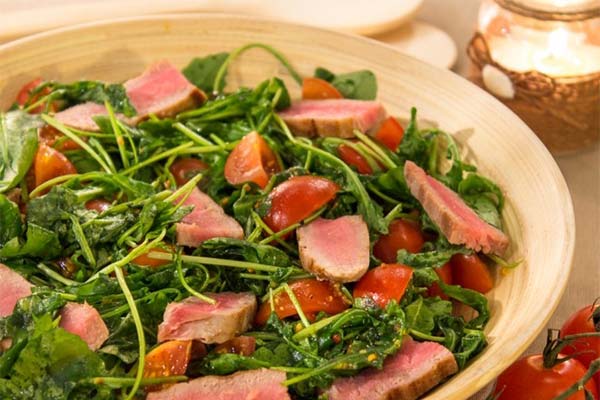 Salad with fried tuna and ruccola