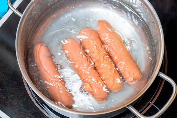 Saucisses dans l'eau bouillante