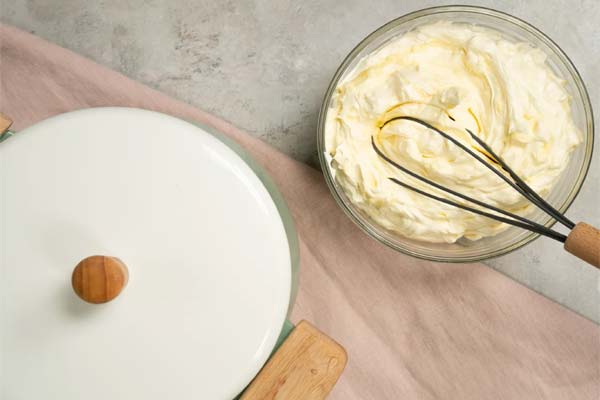 Custard cream with sour cream