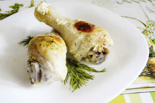 Chicken legs with sour cream