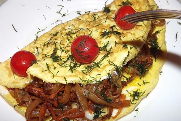 Japāņu omlete ar rīsu nūdelēm