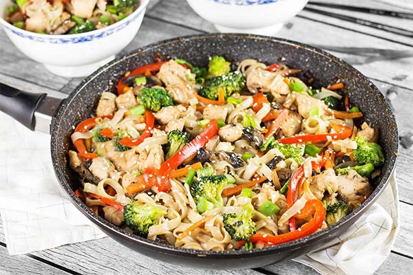 Rice noodles with chicken and vegetables